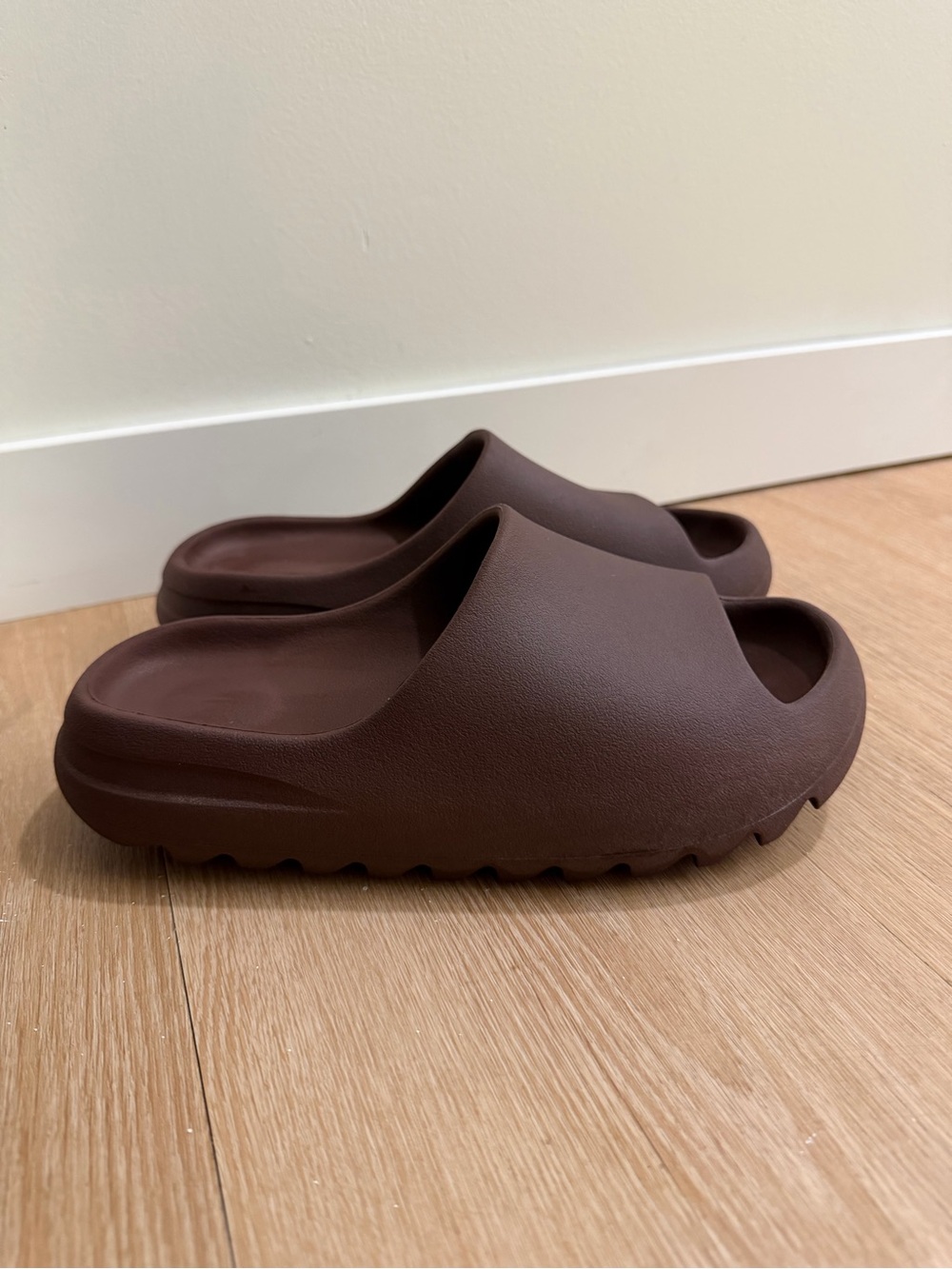 Authentic YEEZY SLIDES BROWN SIZE W8